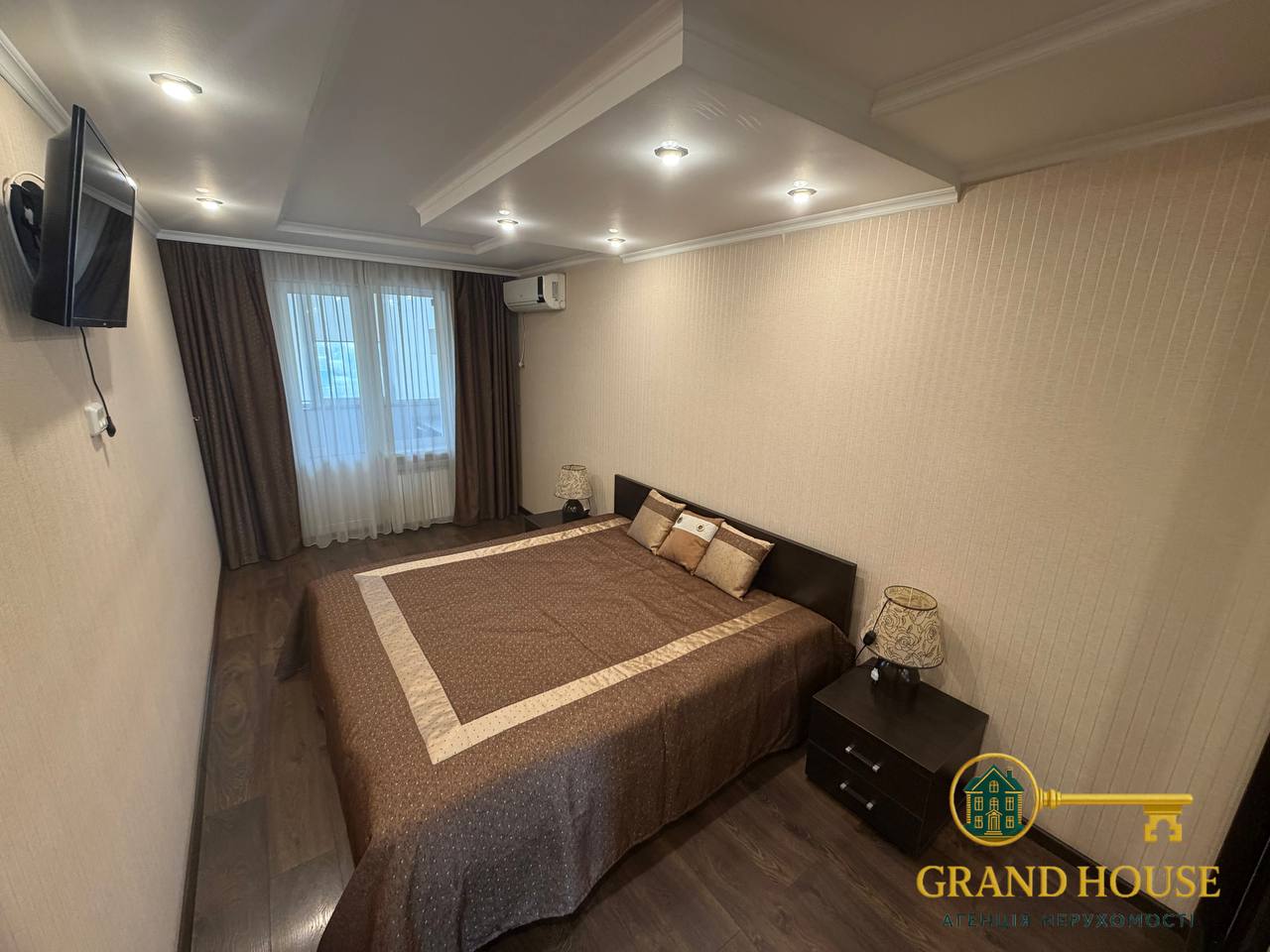 Пропонуємо до оренди 3-кімнатну затишну квартиру по вулиці Свято-Миколаївська

- буде перше заселення в оренді, квартира робилась для себе, тому все продумано до дрібниць для життя
- 4 кондиціонери (в кожній кімнаті + на кухні) 
- 3 телевізори 
- поверх 9/9 (але зверху ще є тех. поверх, головна перевага крайнього поверху - відсутність надокучливих сусідів зверху+ найтепліша квартира за рахунок проводки опалення зверху - вниз ) 
- тиск води відмінний! 
- облаштована дитяча кімната (універсальна кольорова гама дозволяю облаштувати кімнату під будь-яку стать дитини або зробити особистий робочий кабінет) 
- лоджія + балкон (на лоджії облаштован робочий кабінет, є тепла підлога)
- квартира неймовірно тепла, затишна та з відчуттям «домашнього комфорту»

Можемо надіслати детальний відеоогляд