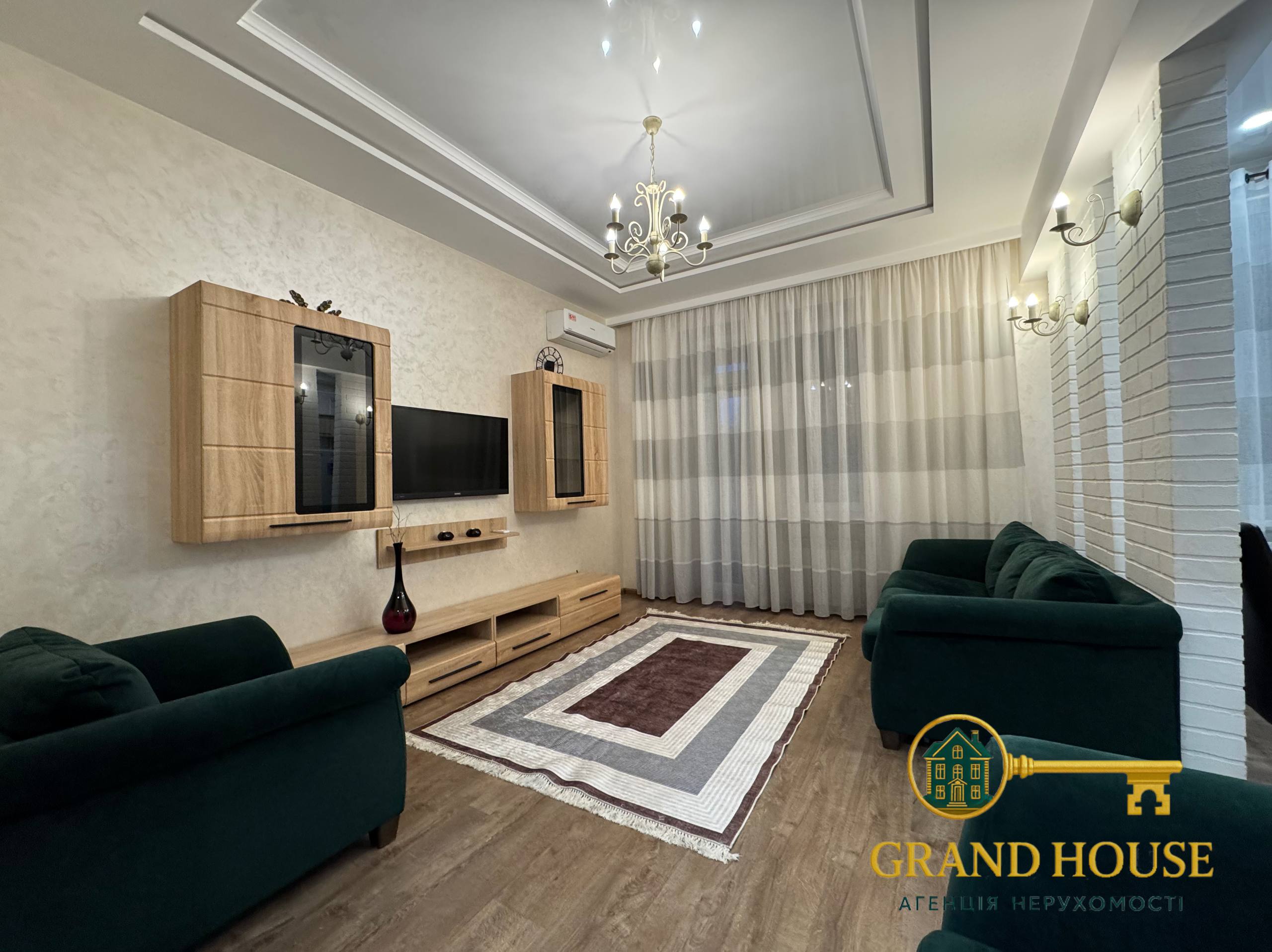 Пропонуємо до оренди стильну 2-кімнатну квартиру в престижному районі Кривого Рогу!

🏛 Будинок: сталінка з міцними стінами та високими стелями
📐 Поверх: 2 з 3

✨ Основні переваги:

Сучасний ремонт у класичному просторі сталінки
Тепла підлога у ванній кімнаті - комфорт щодня
Два кондиціонери для зручного мікроклімату в будь-яку пору року
Сигналізація - Ваша безпека під контролем
Дві плазми для максимального комфорту та відпочинку

Квартира повністю укомплектована технікою та меблями, готова до заселення.