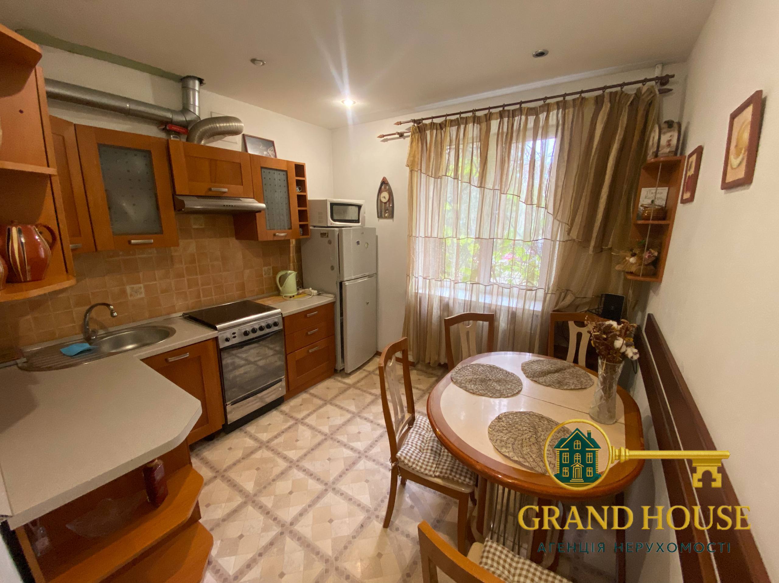 Пропонуємо до оренди затишну 2-кімнатну квартиру в самому центрі Кривого Рогу!

📍 Локація: престижний район міста
🏛 Будинок: сталінка з високими стелями та міцними стінами
📐 Поверх: 2 з 4

✨ Основні переваги:

Стильний ремонт у поєднанні з історичною архітектурою сталінки
Облаштована дитяча кімната - ідеально для сімей із дитиною
Простора вітальня та зручна кухня
Світла та тепла квартира, готова до заселення

Квартира повністю мебльована та укомплектована всім необхідним для комфортного життя.