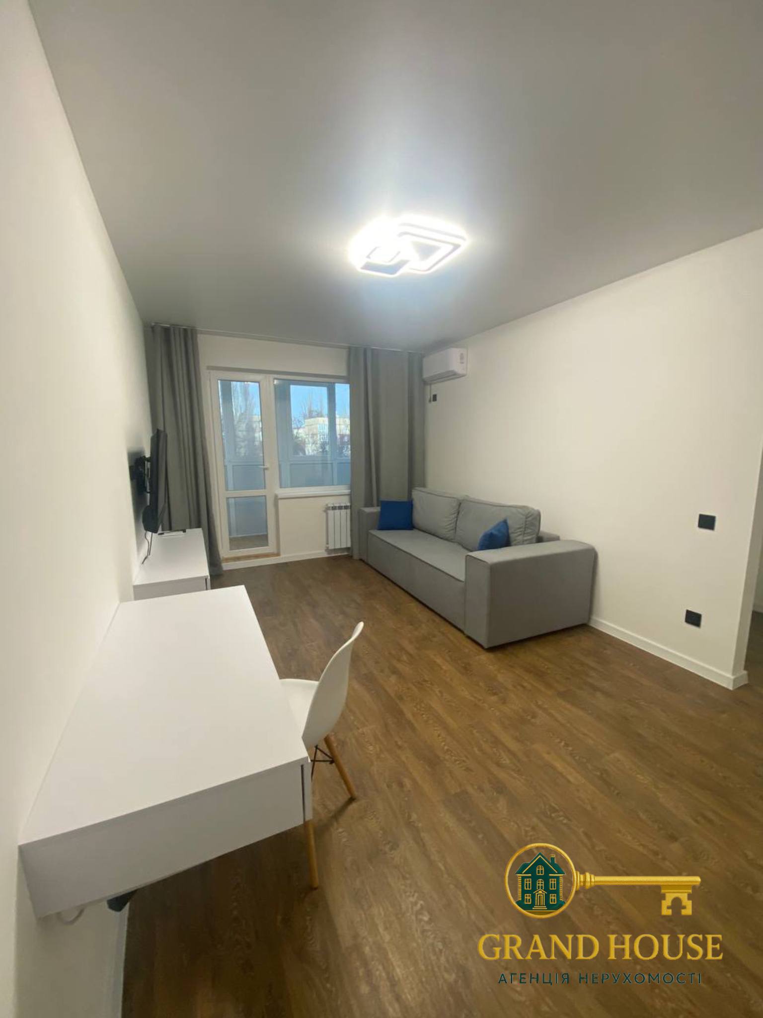 Здається 1-кімнатна квартира у Кривому Розі, мікрорайон Ювілейний 

Затишна квартира у спокійному спальному районі - ідеальний варіант для тих, хто цінує комфорт і зручне розташування.
Поруч - сквер, зупинки, магазини, усе необхідне в пішій доступності.

У квартирі:

- свіжий ремонт;

- просторий балкон;

- світла кімната та зручне планування.

Квартира повністю готова до заселення - чиста, доглянута та приємна в атмосфері.