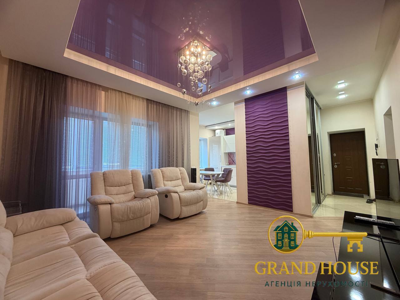 Пропонуємо до оренди 3-кімнатну чешку по вулиці Героїв Полку «Азов» (кол. Черняховського) 
В 4-ти хвилинах пішки площа Визволення, нове чорне «АТБ» на Петра Калнишевського

- безпечний поверх 1/5
- автономне електро опалення + контури теплої підлоги в зоні кахелю 
- посудомийна машина
- фільтри зворотнього осмосу на воду
- є рекуператор повітря (вбудована система для очистки повітря в квартирі) 
- облаштована дитяча кімната під двох діток 
- відеоглазок + домофон 
- оптоволоконий інтернет 
- кавомашина 
- облаштоване бомбосховище + доглянутий підʼїзд 
- закріплене паркомісце за квартирою 
- неймовірний вид на річку як приємний бонус до заселення! 

Можемо надіслати детальний відеоогляд в будь-який меседжер!