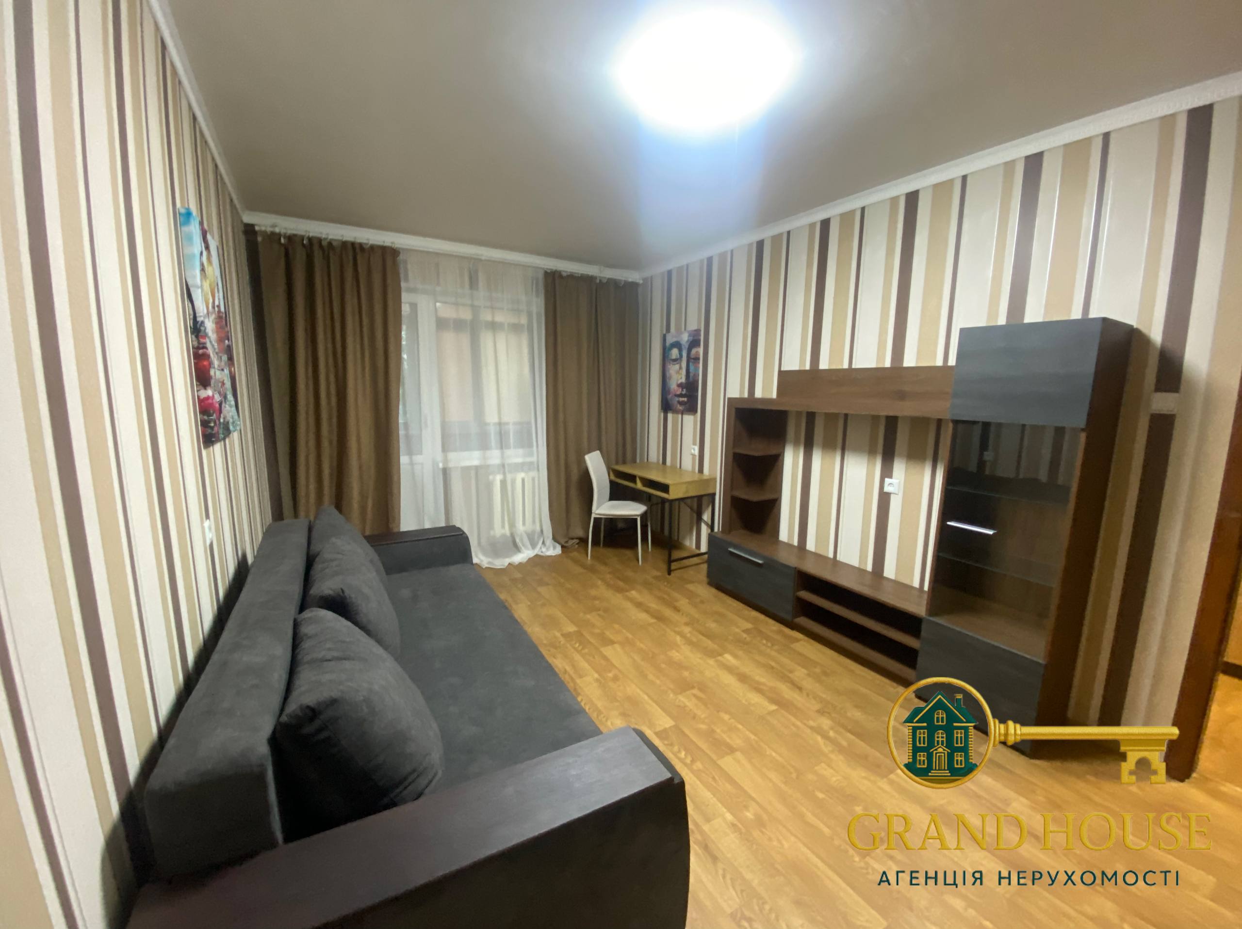 Пропонуємо до оренди чудову 1-кімнатну квартиру в одному з найзручніших районів Кривого Рогу!

📍 Локація: Ювілейний мікрорайон - затишний і сучасний спальний район із розвиненою інфраструктурою
🏛 Будинок: чешка з комфортним плануванням
📐 Поверх: 2 з 5

✨ Основні переваги:

Оптимальний поверх - другий із п’яти
Тихий і доглянутий двір
Поруч магазини, школи, дитячі садки, транспорт - все необхідне поруч
Район із чудовою репутацією: комфортно, спокійно та безпечно

Квартира світла, простора та готова до заселення.