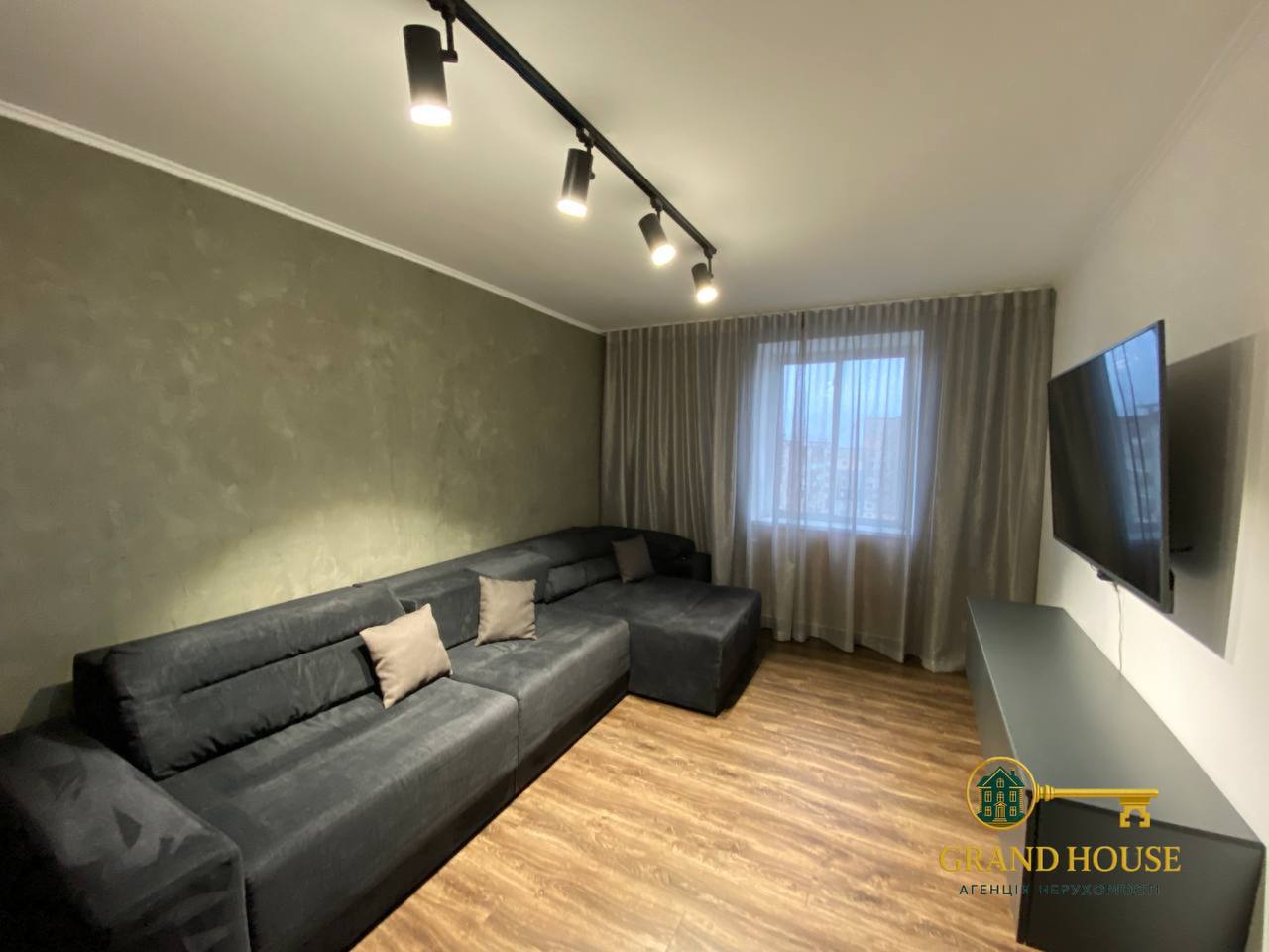 Квартири в цьому будинку завжди користуються великим попитом і мають високу ринкову вартість!

- замінені всі комунікації (сантехніка + електропроводка);
- продаж здійснюється з усіма меблями та технікою;
- роздільні кімнати (дуже вдалий варіант планування для молодих сімей або пар з дітками);
- поверх 11/12;
- кутова (але кутова зовнішня тільки одна стіна - уздовж довгої лоджії);
- в підʼїзді функціонує 2 ліфта;
- кухня та увесь кухонний гарнітур був замовлений та вмонтований влітку 2025 року;
- окрема родзинка квартири - простора лоджія з диваном та кавовим столиком😍;
- відміна локація: навпроти будинку парк, зупинка, магазини та розважальні комплекси 🛒 🛍️.

Відмінний готовий варіант в форматі «заїхати та жити» або під пасивний дохід!
Документи готові до швидкої угоди, прописаних немає!