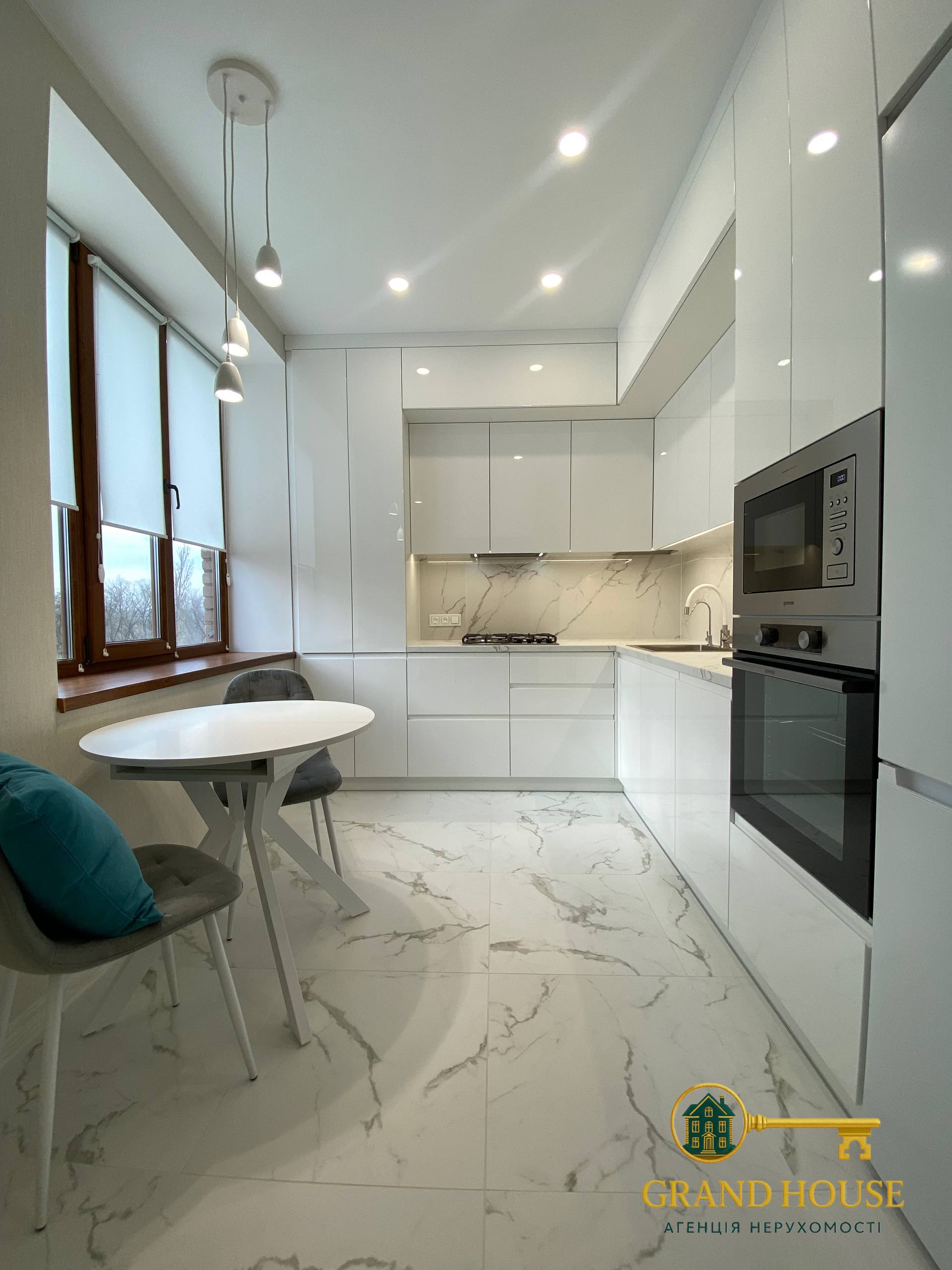 - Перше заселення -  після ремонту (виконано дизайнерський капітальний ремонт)
- Квартира з автономним опаленням (особлива перевага, враховуючи проблеми з опаленням в Кривому Розі)
- Тепла підлога на кухні, в ванній кімнаті + в душовому трапі (контури теплої підлоги від котла) 
- Встановлено насос на воду 
- Також наявна система зворотнього осмосу для очистки та фільтрації води 
- Тип будинку - сталінка 
- Поверх 4/5
- Є капітальний балкон (що слугує додатковою шумоізоляцією!) 
- Квартира повністю укомплектована всім необхідним 
- Дуже багато місць для зберігання! 
Квартира чекає на свого першого орендаря! 