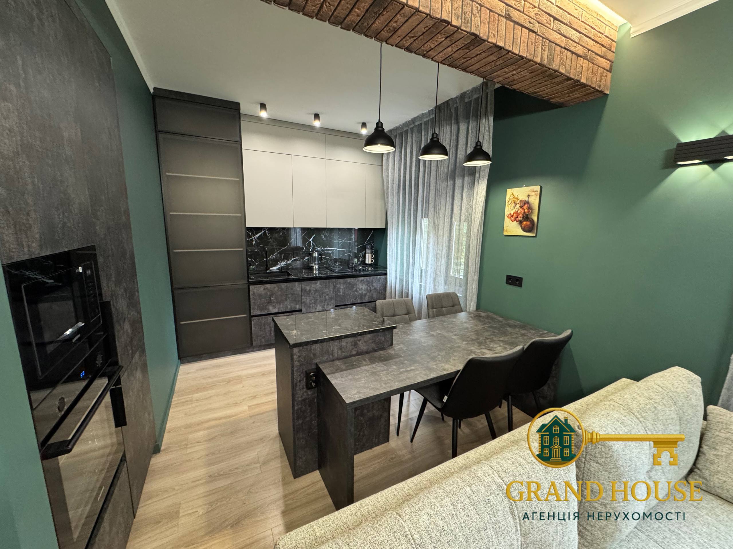 Оренда стильної 3-кімнатної квартири, перепланованої з 4-кімнатної - простора, функціональна та дуже світла

- Сталінка
- 2/4 поверх
- Сучасна кухня з великим островом
- Посудомийна машина
- Сигналізація
- Продумане зонування після перепланування
- Високі стелі та масивні стіни сталінки

Ідеальний варіант для тих, хто цінує комфорт, тишу та якісне житло.