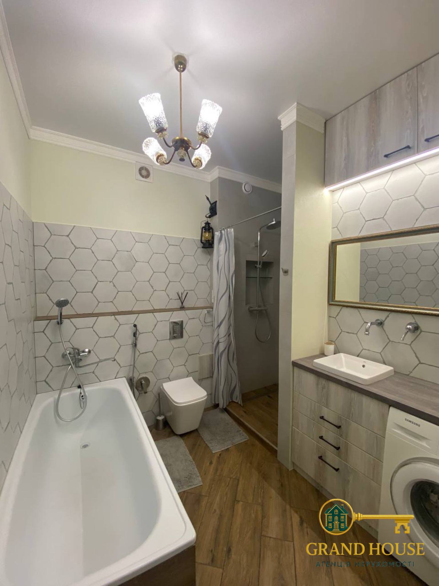 Здається 2-кімнатна квартира в центрі Кривого Рогу, проспект Поштовий 

Простора царська “сталінка” з неймовірною атмосферою та найкращою локацією міста!
Поруч - сквер, зупинки, магазини, кав’ярні та вся центральна інфраструктура.

Площа квартири - 62 м², продумане планування та високі стелі.

У квартирі:

- автономне газове опалення - комфорт та економія взимку;

- тепла підлога;

- і ванна, і душова кабіна - на будь-який смак;

- величезна гардеробна кімната;

- просторий балкон;

- усе необхідне для зручного життя.

Квартира доглянута, стильна та готова до заселення.