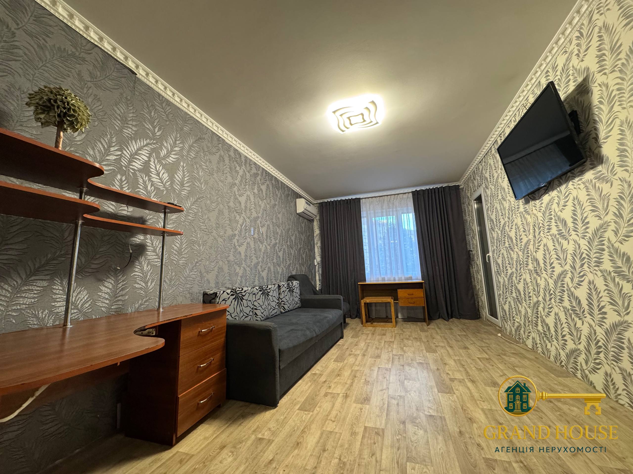 Здається 2-кімнатна квартира у Кривому Розі, мікрорайон Східний-1 

Пропонуємо бюджетний, але дуже укомплектований варіант для комфортного проживання!
Квартира розташована у спокійному спальному районі - поруч зупинки, магазини та вся необхідна інфраструктура.

У квартирі:

- 2 окремі кімнати;

- 2 кондиціонери для вашого комфорту влітку;

- багато шаф для зберігання речей;

- просторий балкон;

- повністю обладнана кухня.

Зручне планування, чисто, охайно, усе необхідне є для життя.