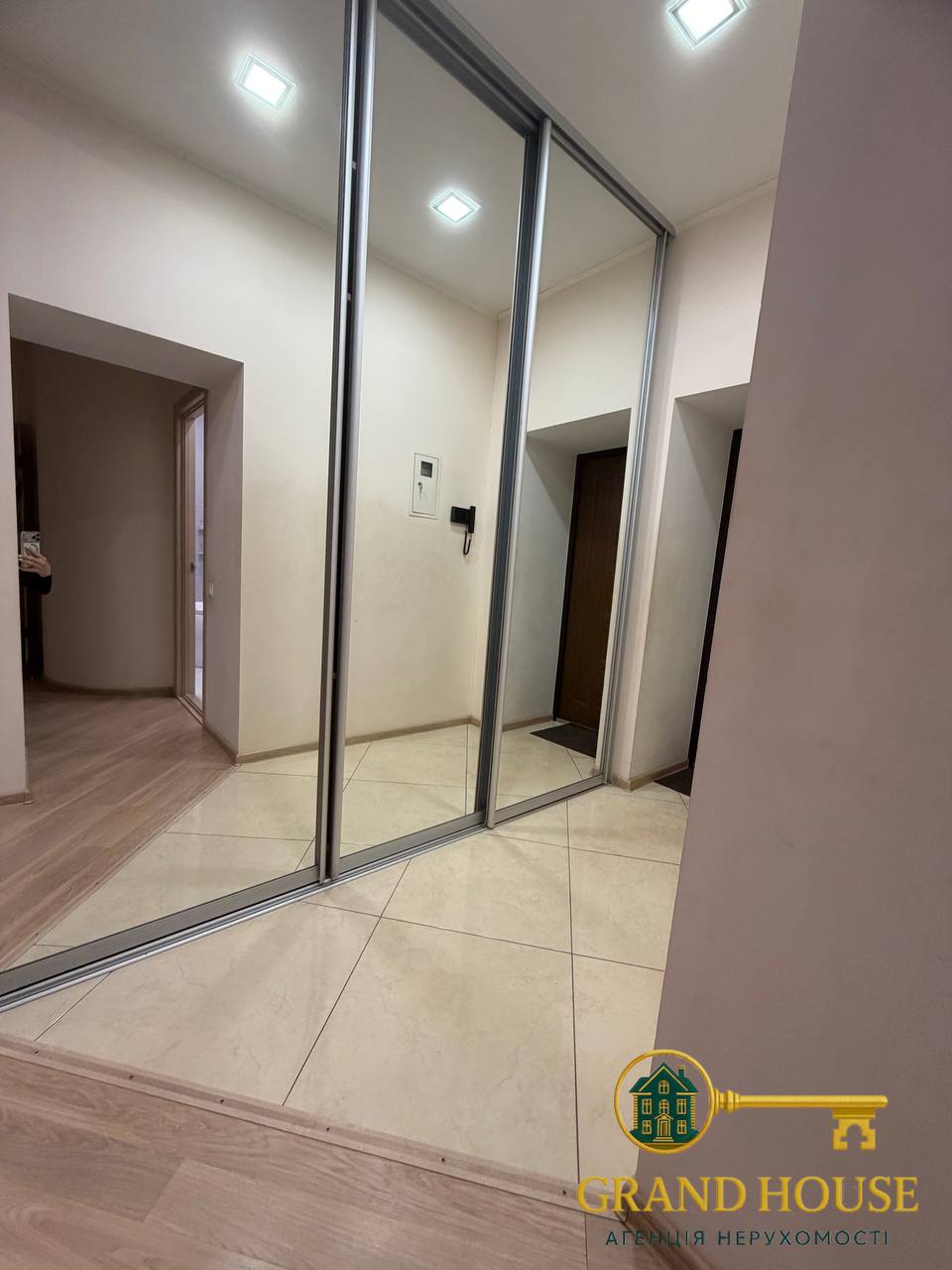 Оренда 3-кімнатної квартири на Площі Визволення
