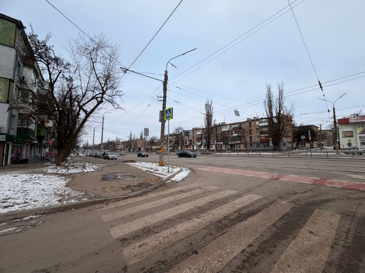 Пропонуємо до продажу 1-кімнатну квартиру, розташовану на 173 кварталі

📍вулиця Едуарда Фукса 

Квартира під капітальний ремонт, але особливо цікавий обʼєкт для тих, хто займається таким інвестиційним напрямком, як фліпінг (оренда з подальшим продажем). Будинок має зручне розташування, прямо на перехресті центральної вулиці, в сусідньому будинку є «АТБ», окрім того - поруч багато різних магазинчиків. Квартира розташована на 4-ому поверсі 5-ти поверхового будинку в середині будинку. Локація дуже зручна: поруч є зупинка, а до центру міста можна дістатися за 10-15 хвилин. Документи готові до продажу, заборгованостей немає