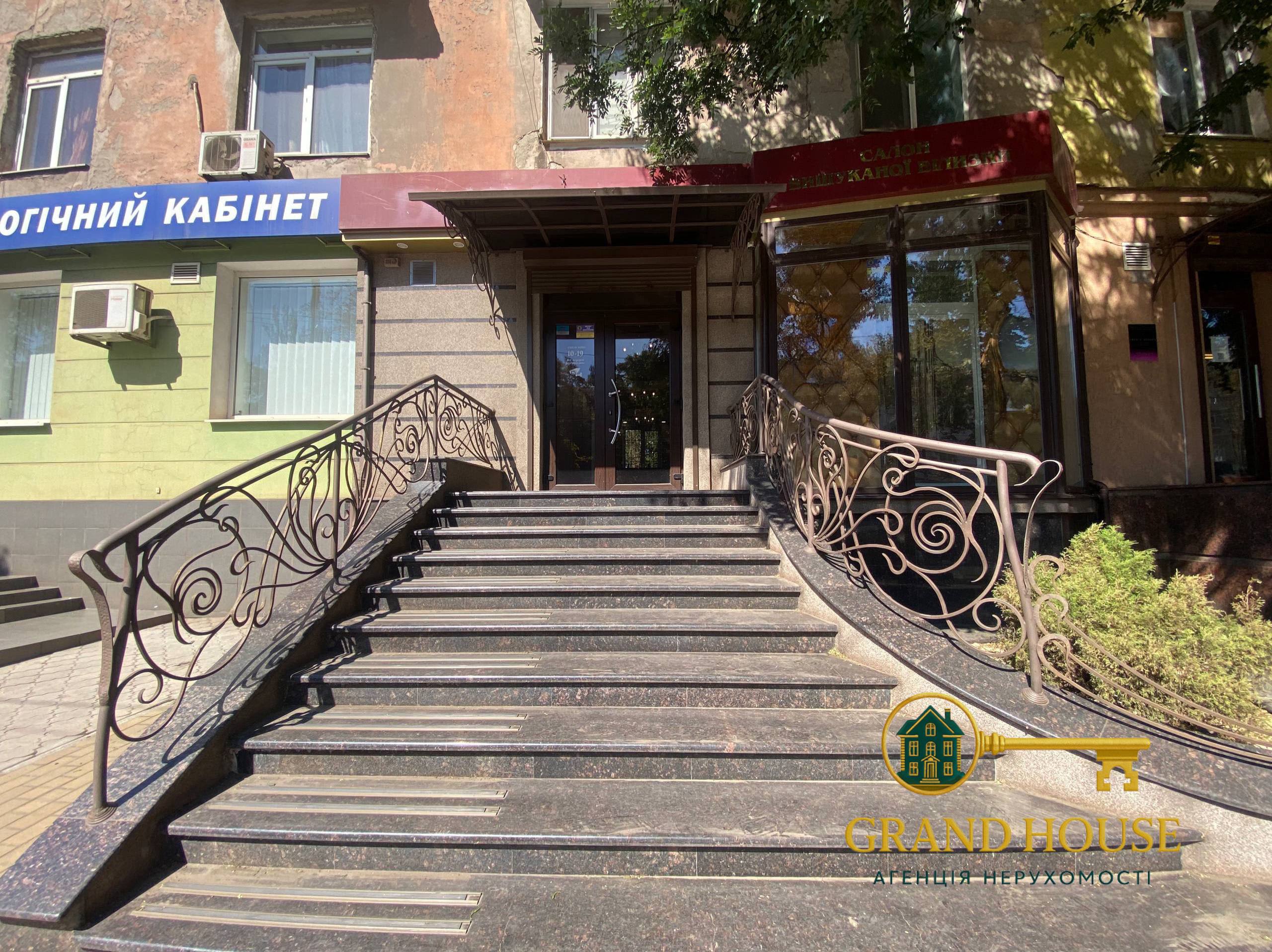 - 104 квадратних метри
- капітальний ремонт
- низький чек за опалення‼️
- приміщення зонально поділено на зали

👩‍💻Приміщення чудово підійде для магазину косметики, клініки естетичної медицини, шоуруму одягу та взуття, салону краси. Також стане стильним рішенням для студії манікюру, йога- або фітнес-студії, магазину прикрас, офісу креативної агенції чи навчального центру.

😎Якщо впізнав себе в цьому портреті орендаря — не зволікай, бронюй перегляд вже сьогодні!