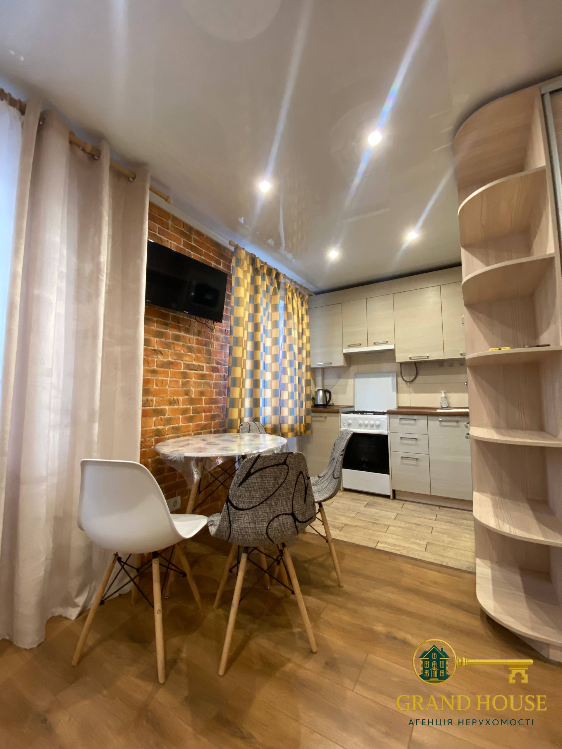 Здається 1-кімнатна квартира у затишному спальному районі міста.

📍 Локація: Покровський район, вул. Інни Дерусової – поруч KFC, супермаркет Varus, зупинки транспорту та магазини.

✅ Зручне планування
✅ Спокійний район
✅ Вся необхідна інфраструктура поряд

Чудовий варіант для комфортного проживання!