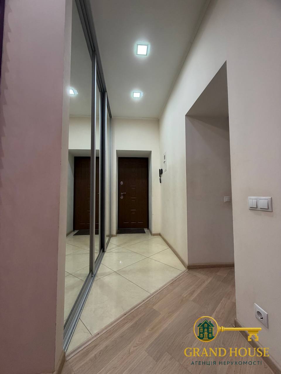Оренда 3-кімнатної квартири на Площі Визволення