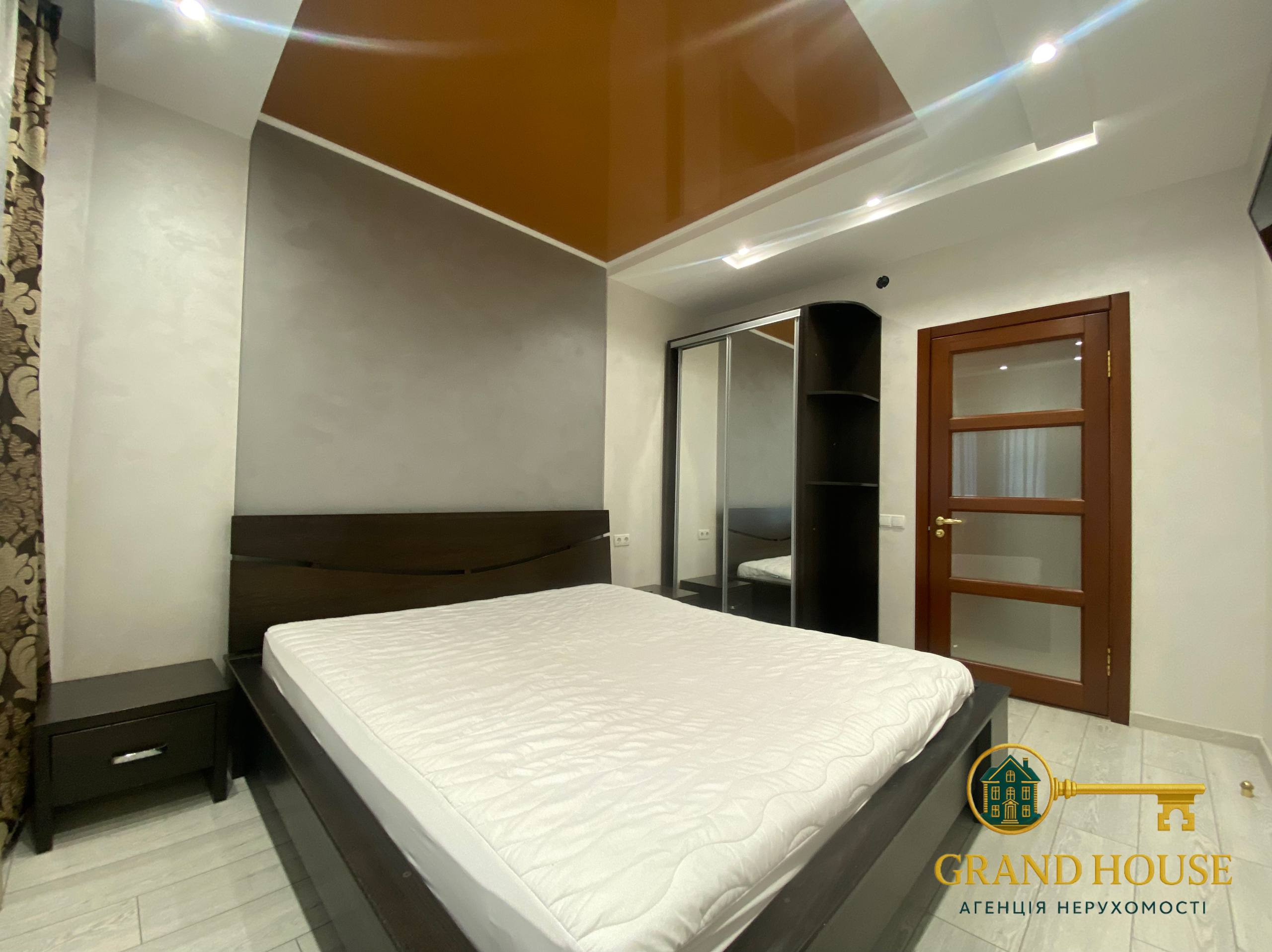 Пропонуємо простору 3-кімнатну квартиру в Кривому Розі!

📍 Локація: біля парку Мершавцева - зелений оазис для прогулянок та відпочинку
🏛 Будинок: чешка з практичним плануванням
📐 Поверх: 7 з 9

✨ Переваги квартири:

Кухня-студія та 2 окремі кімнати - зручно для сім’ї або тих, хто цінує простір
Сучасна кухня з посудомийною машиною - комфорт і економія часу
Світлі кімнати та приємний вигляд із вікон
Зручний поверх - сьомий із дев’яти, є ліфт
Район із розвиненою інфраструктурою: поруч магазини, школи, транспорт та один із найкрасивіших парків міста

Квартира повністю готова до проживання, укомплектована меблями та технікою.