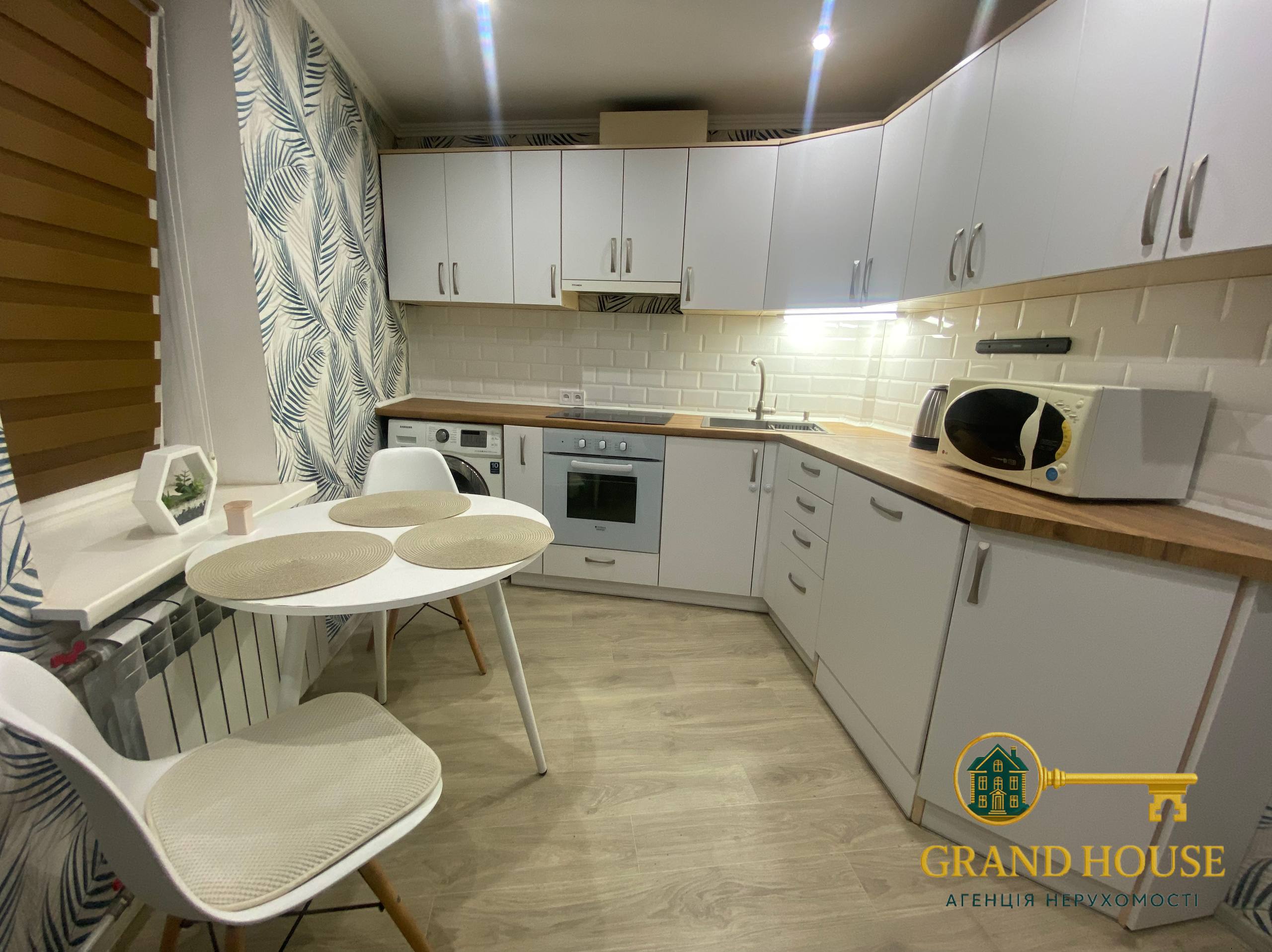 Здається 1-кімнатна квартира в центрі Кривого Рогу, вул. Віталія Матусевича

Затишна квартира в самому серці міста - ідеальний варіант для комфортного проживання!
Поруч розташовані парк, зупинки громадського транспорту, магазини та вся необхідна інфраструктура.

У квартирі:

- простора кімната з великими вікнами;

- багато шаф для зберігання речей;

- зручна кухня;

- великий балкон, де приємно провести час або організувати додатковий простір.

Квартира світла, доглянута та готова до заселення.